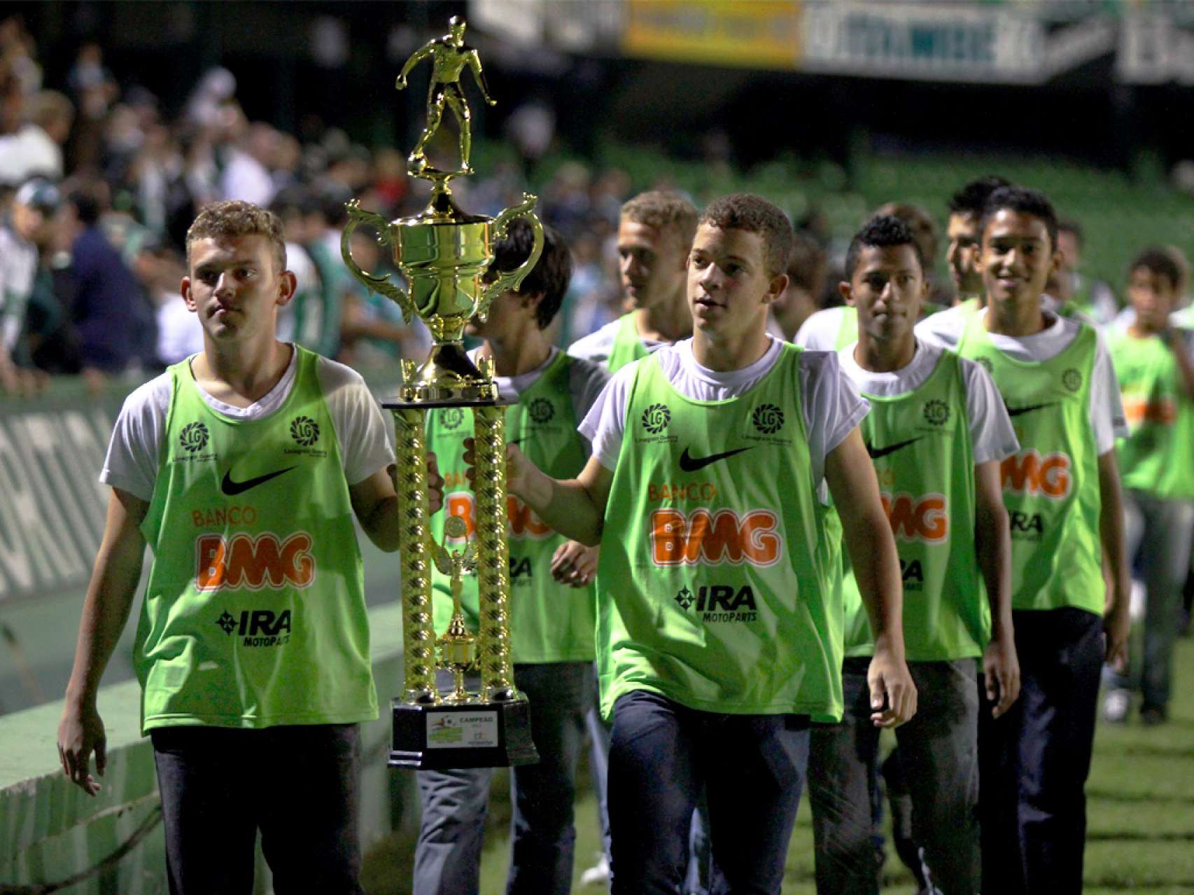 Sub-15 do Coritiba comemora o t�tulo junto com a torcida