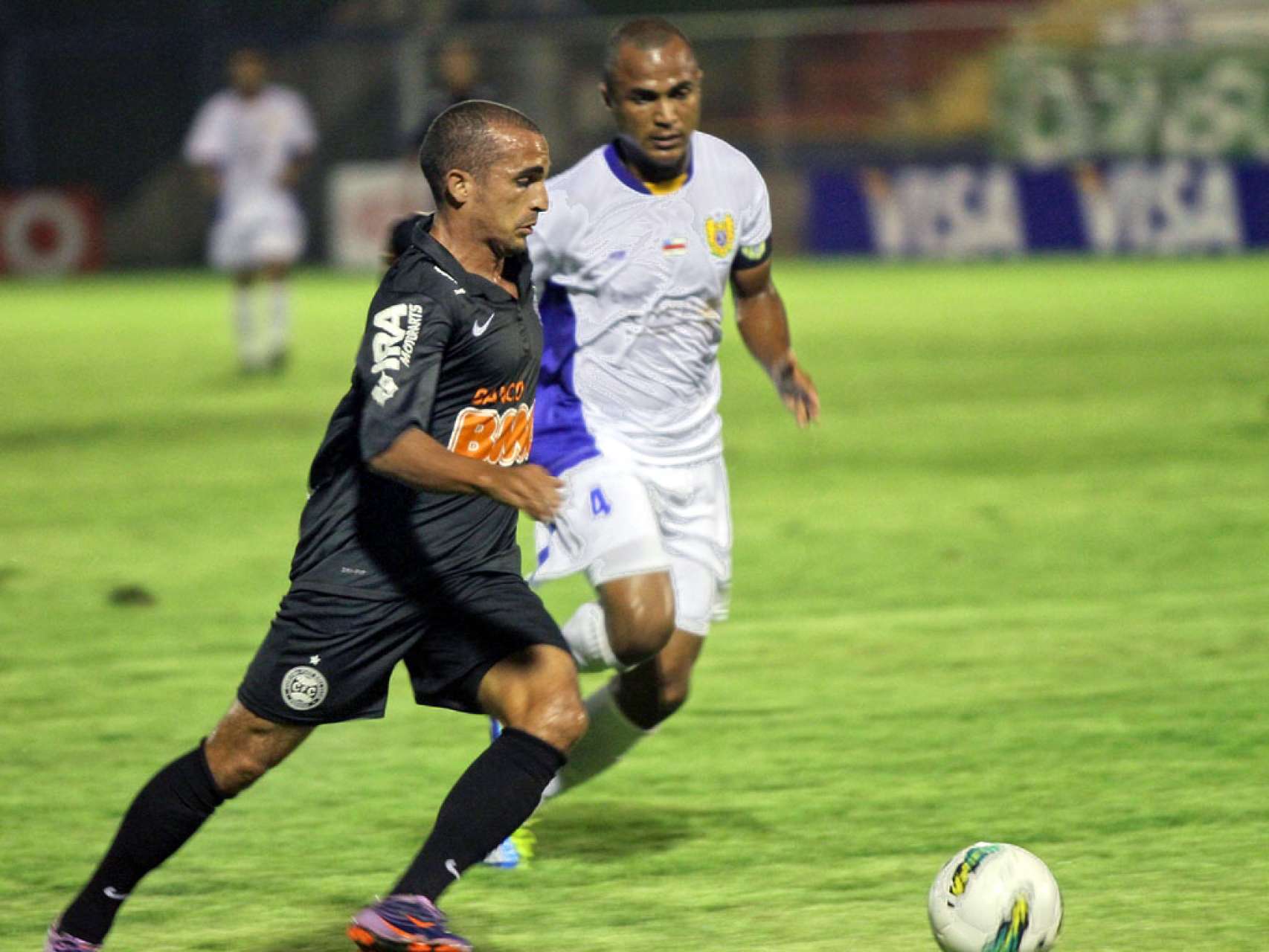 Coxa empata na estreia