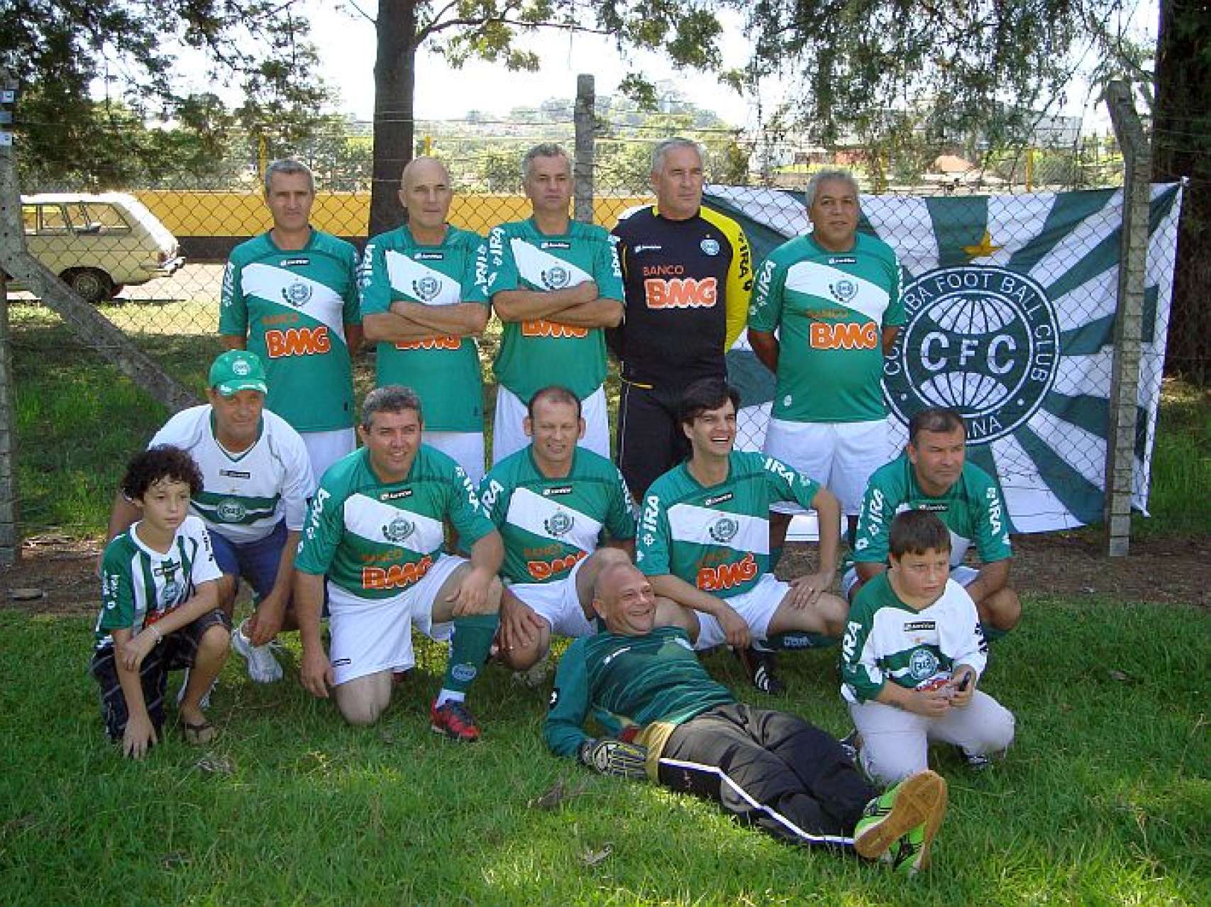 Consulados do Coxa se re�nem antes da partida contra o Iraty