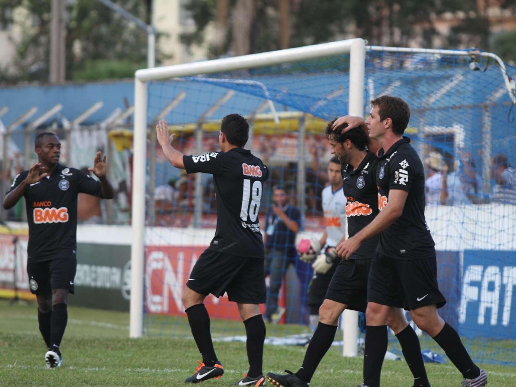 De goleada, Coritiba vence mais uma no Paranense