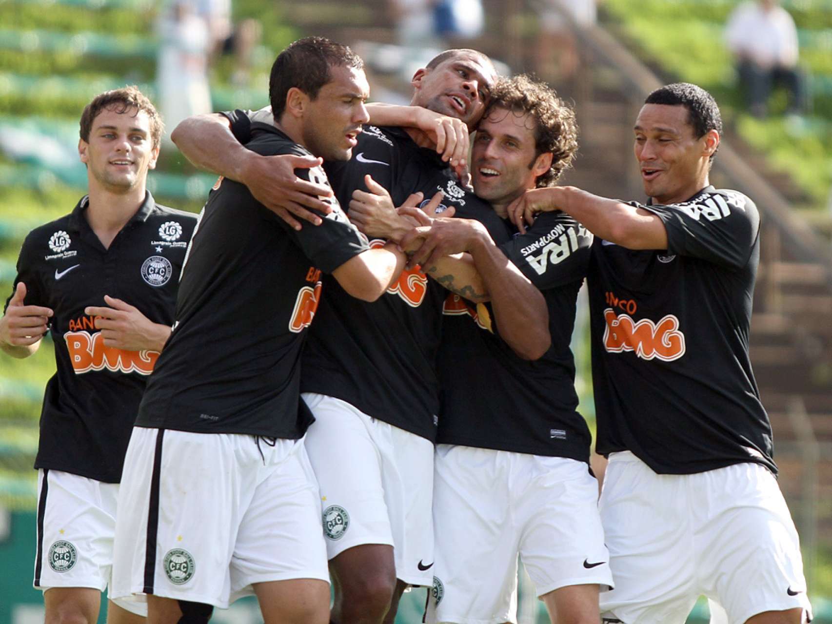 Coxa vence e soma mais tr�s pontos