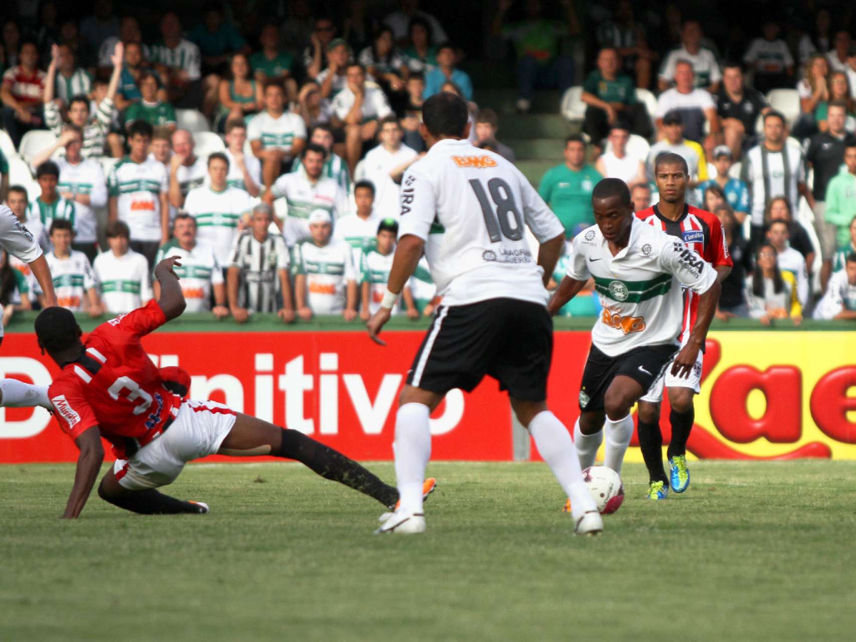 Emerson Santos estreia pelo Coritiba em dia de goleada