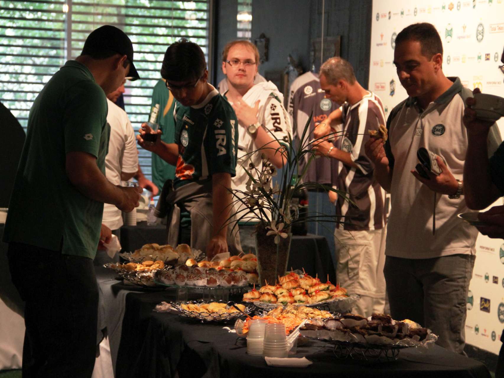 S�cios participam de caf� da manh�