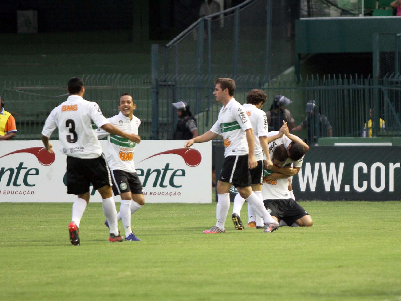 Coxa faz 4 e vence no Alto da Gl�ria