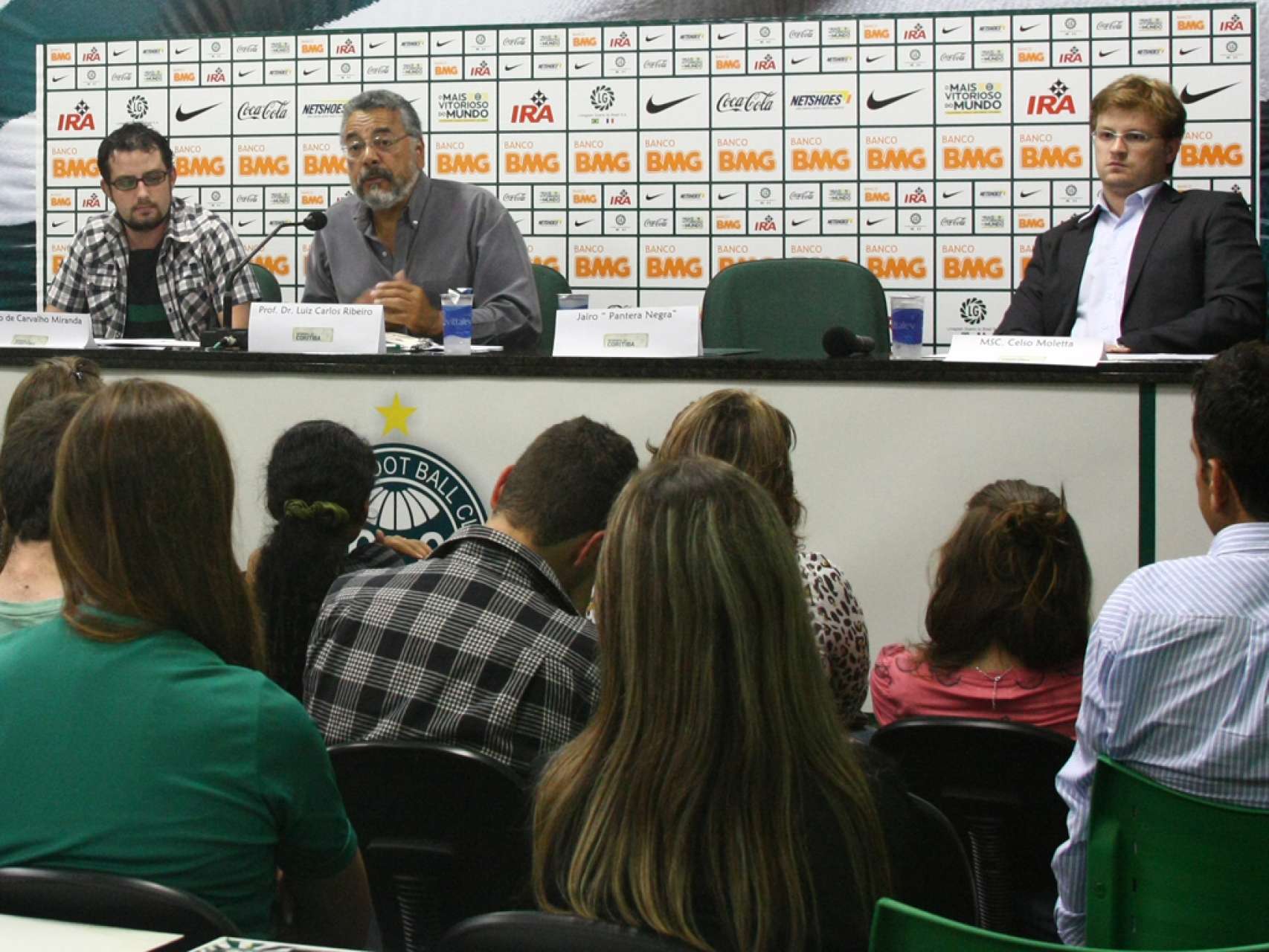 Racismo no futebol � tema de debate