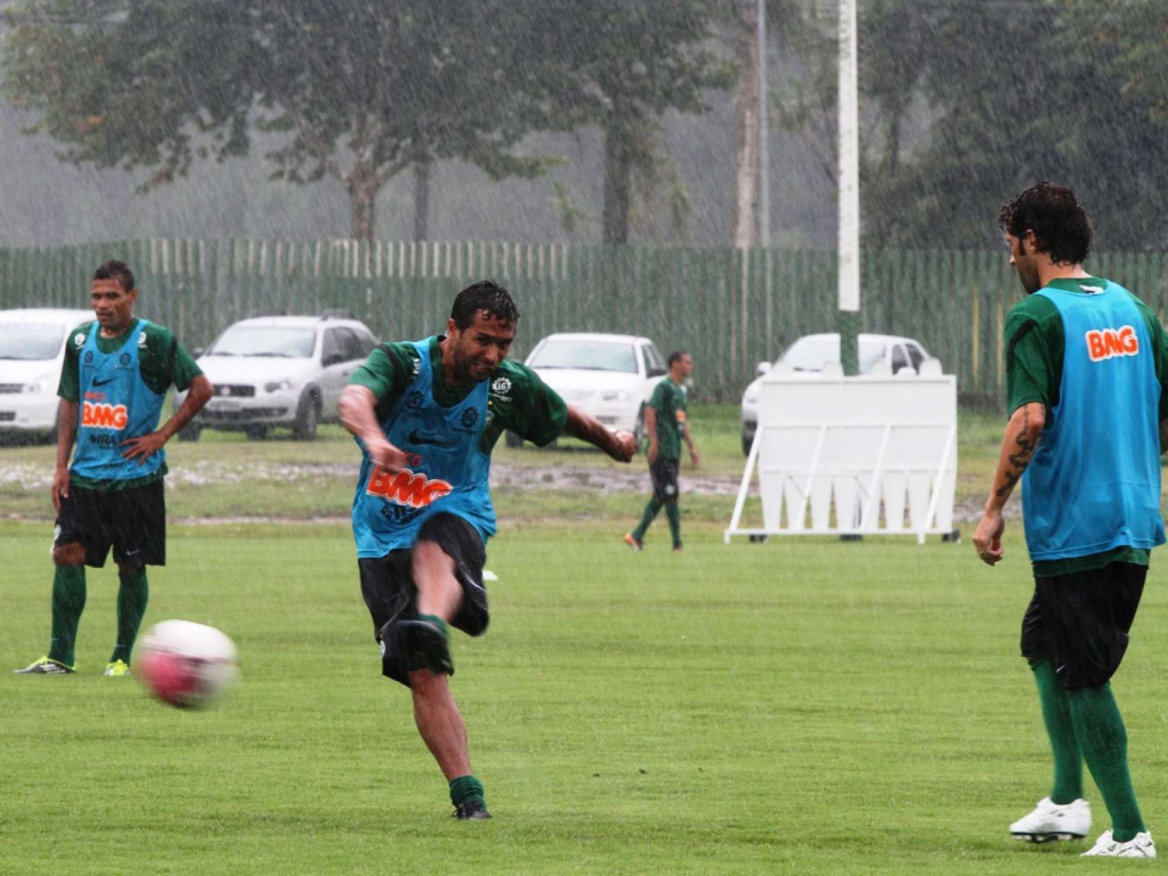 Debaixo de chuva, Coxa treina de olho no Rio Branco