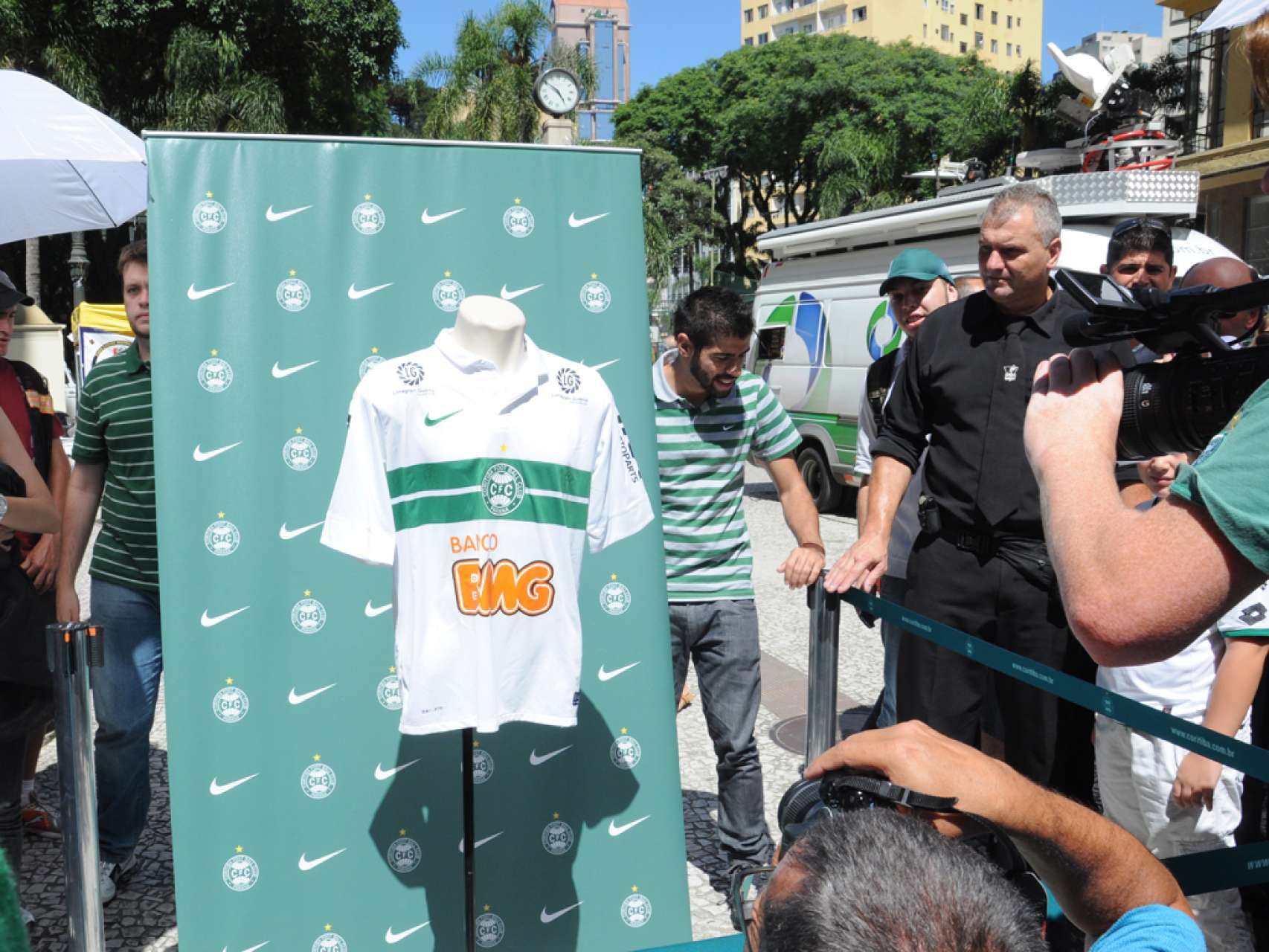 Torcedores conhecem nova camisa
