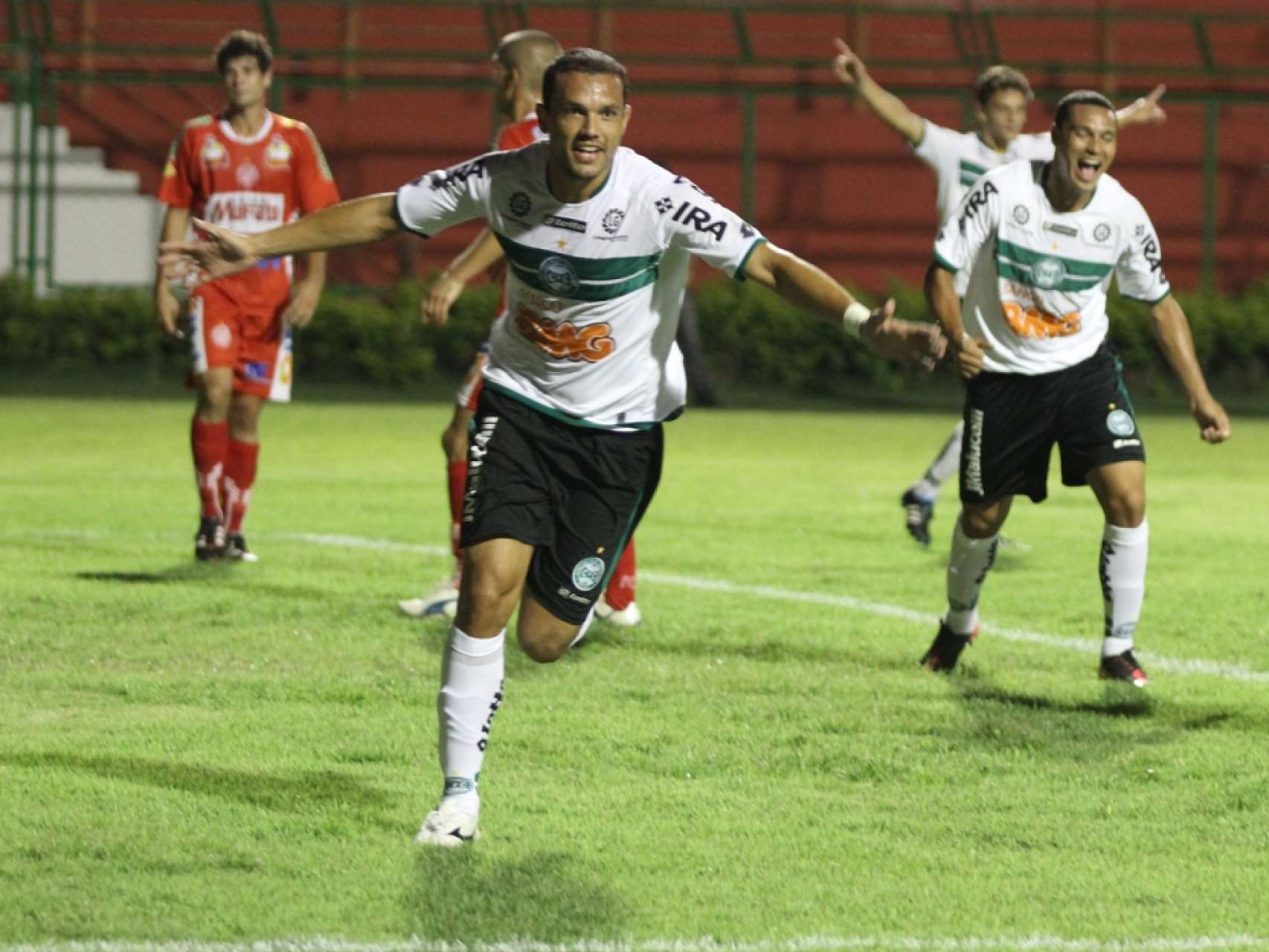 Coxa traz tr�s pontos de Paranava�