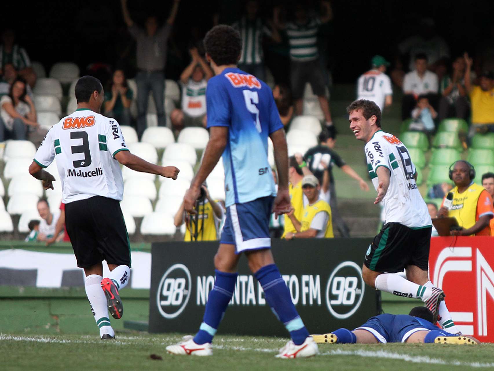 Novatos marcam em tarde de goleada
