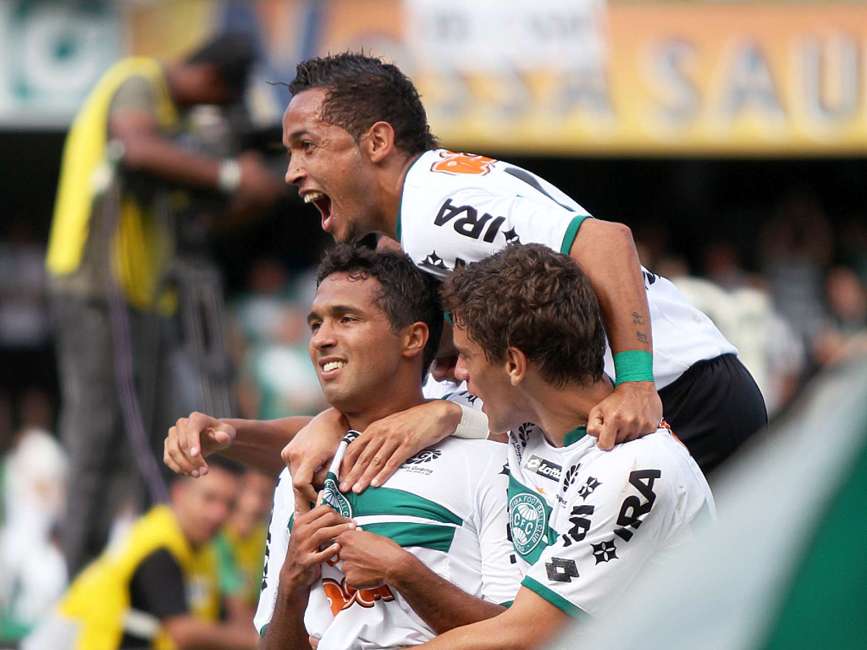 Coxa vence a terceira no estadual