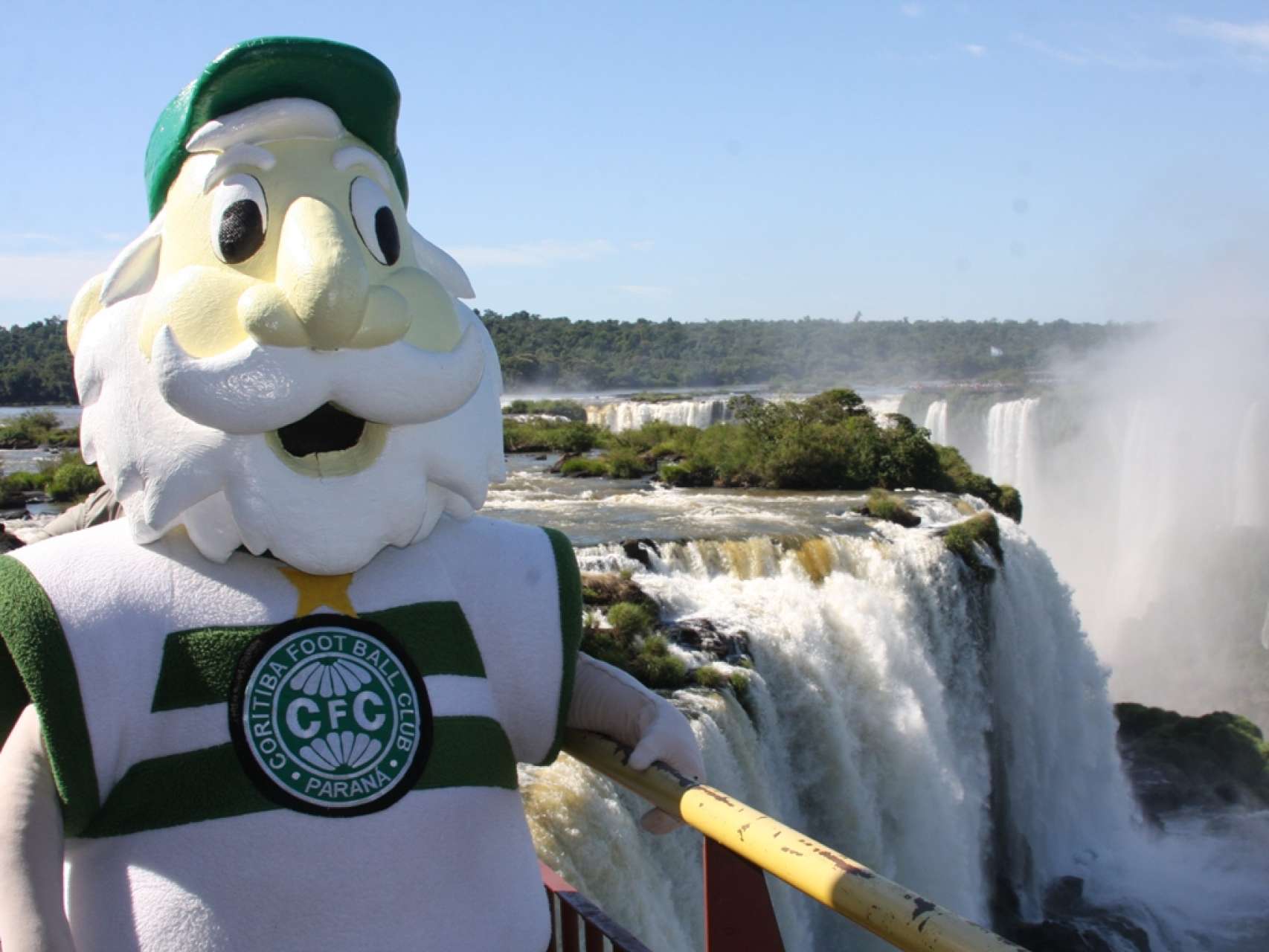 Vov� Coxa finaliza estada em Foz em alto estilo