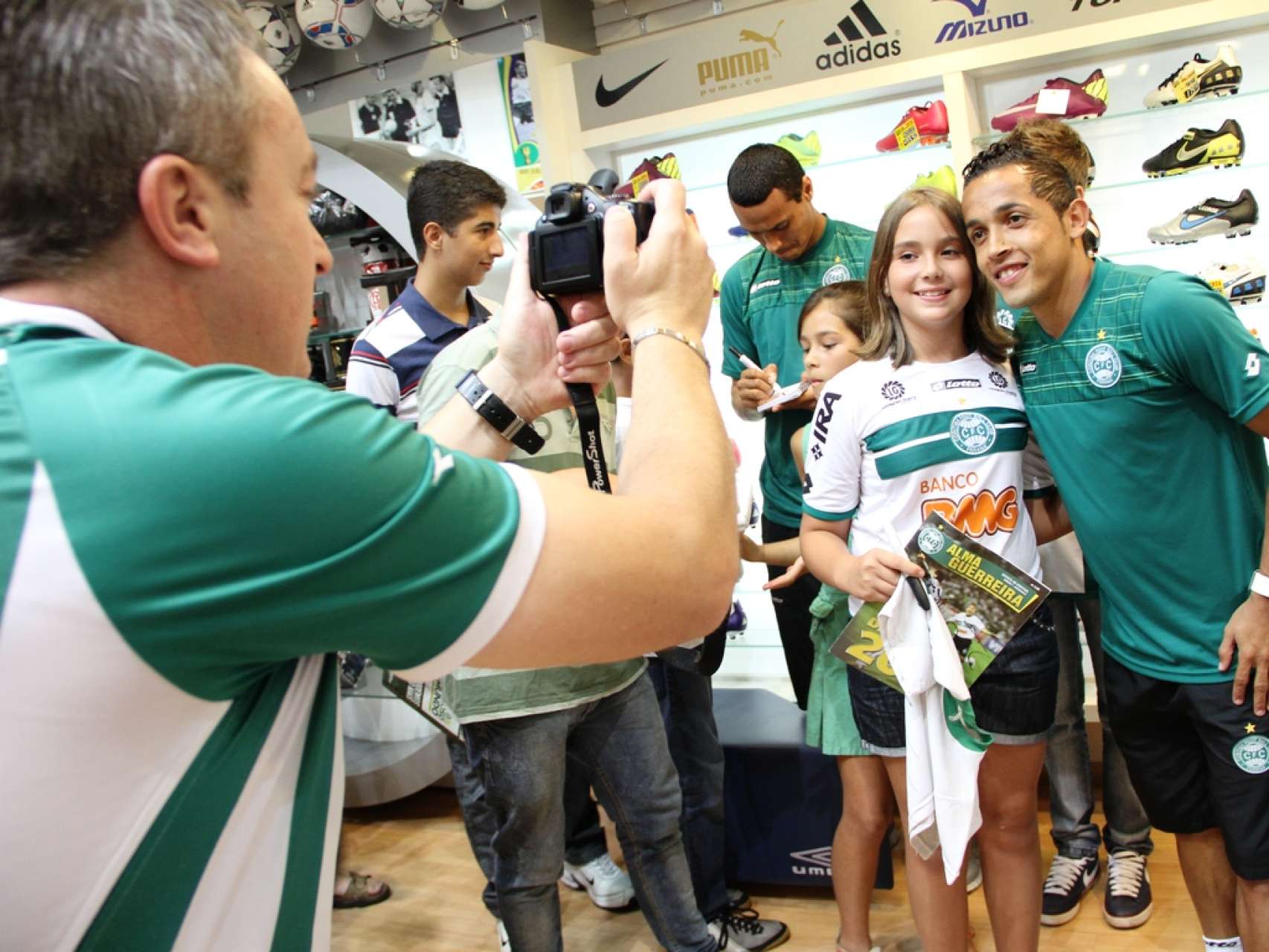 Noite de aut�grafos agita shopping em Foz do Igua�u