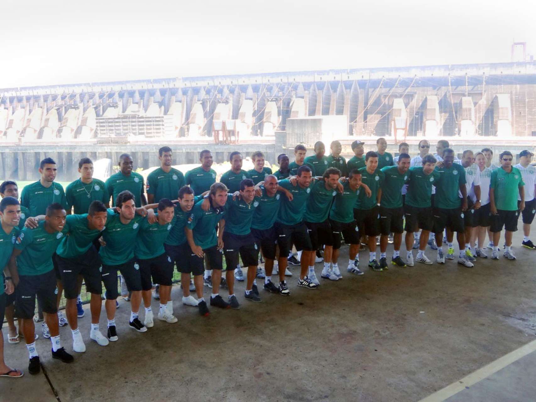 Elenco visita Itaipu