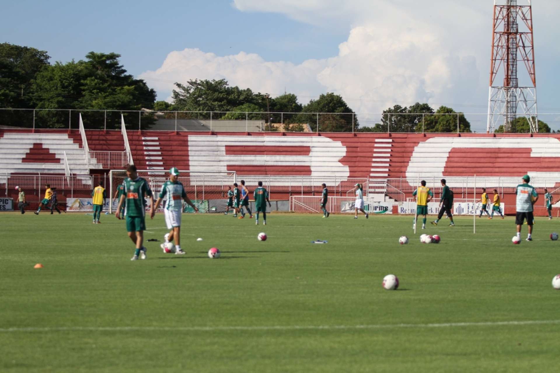 Com clima quente, Coxa vai se adaptando a Foz
