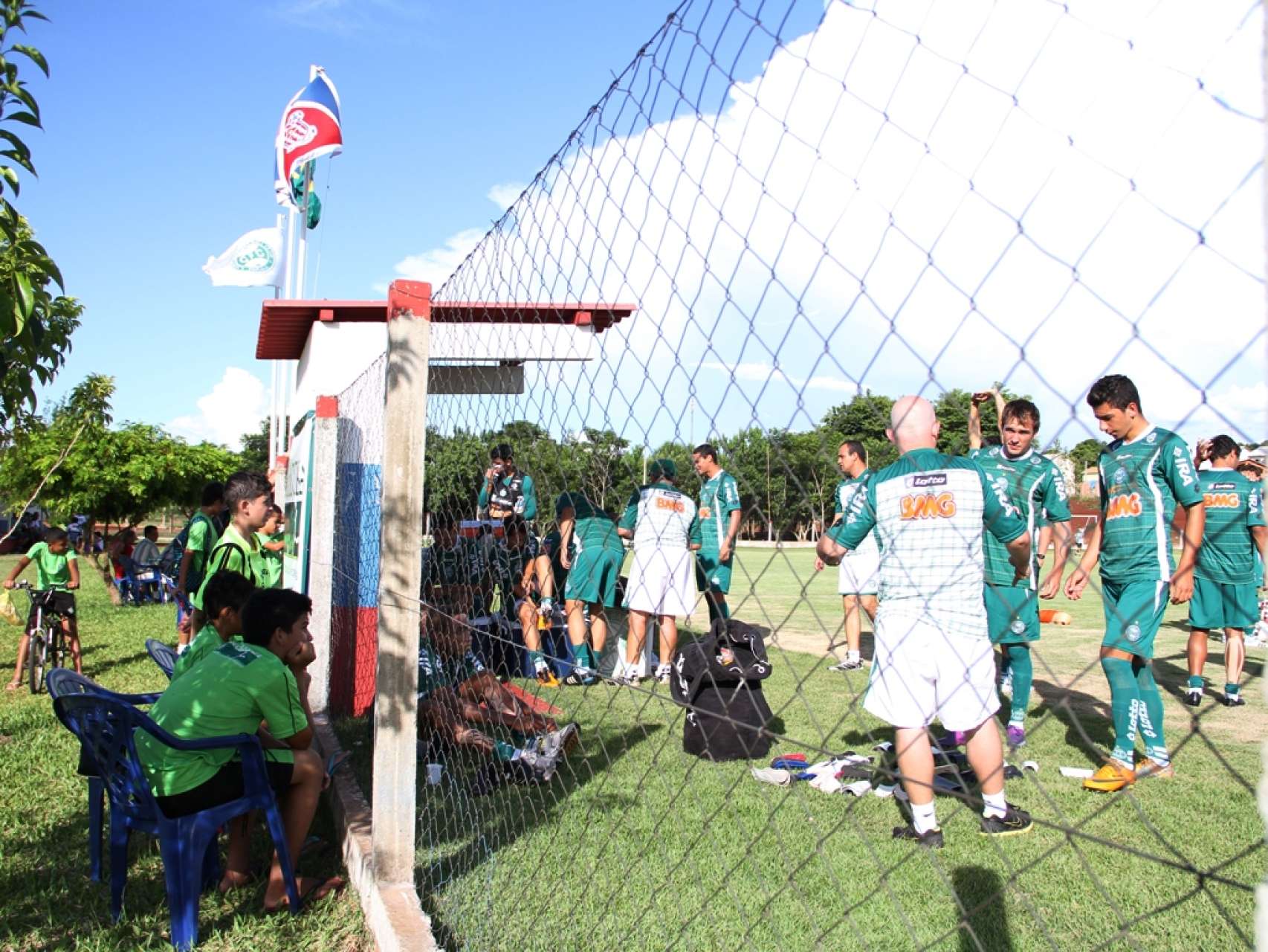 Trabalhos com bola movimentam os atletas no CT