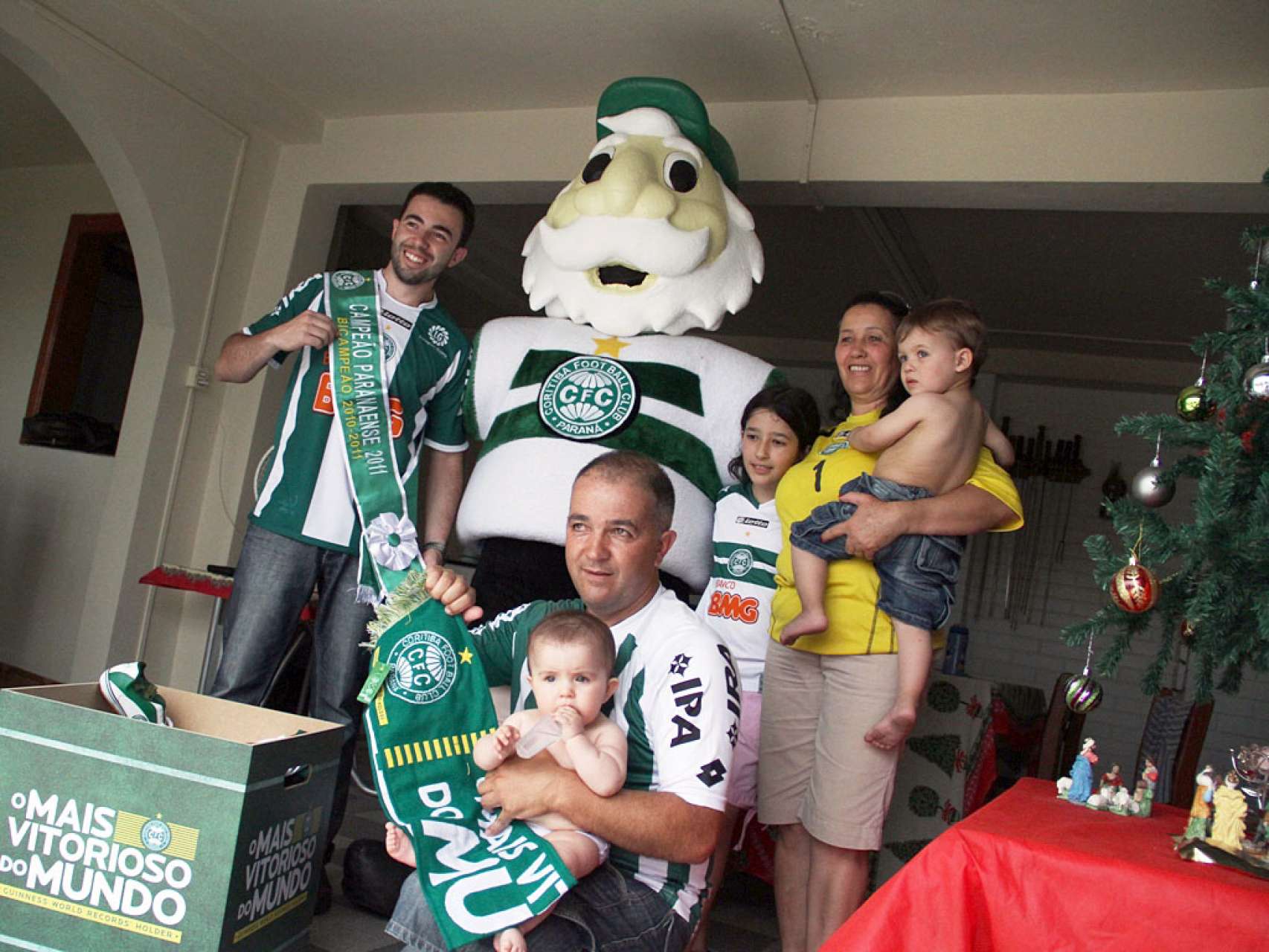 Vov� Coxa entrega presentes