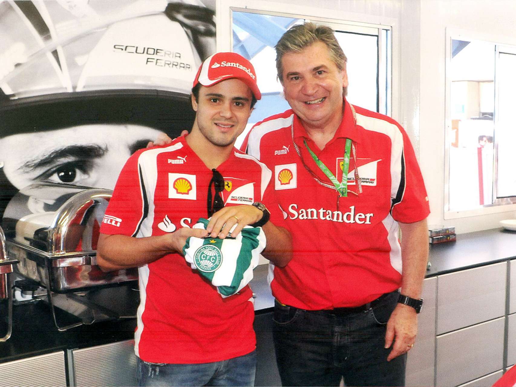 Pilotos da F1 recebem camisa alviverde