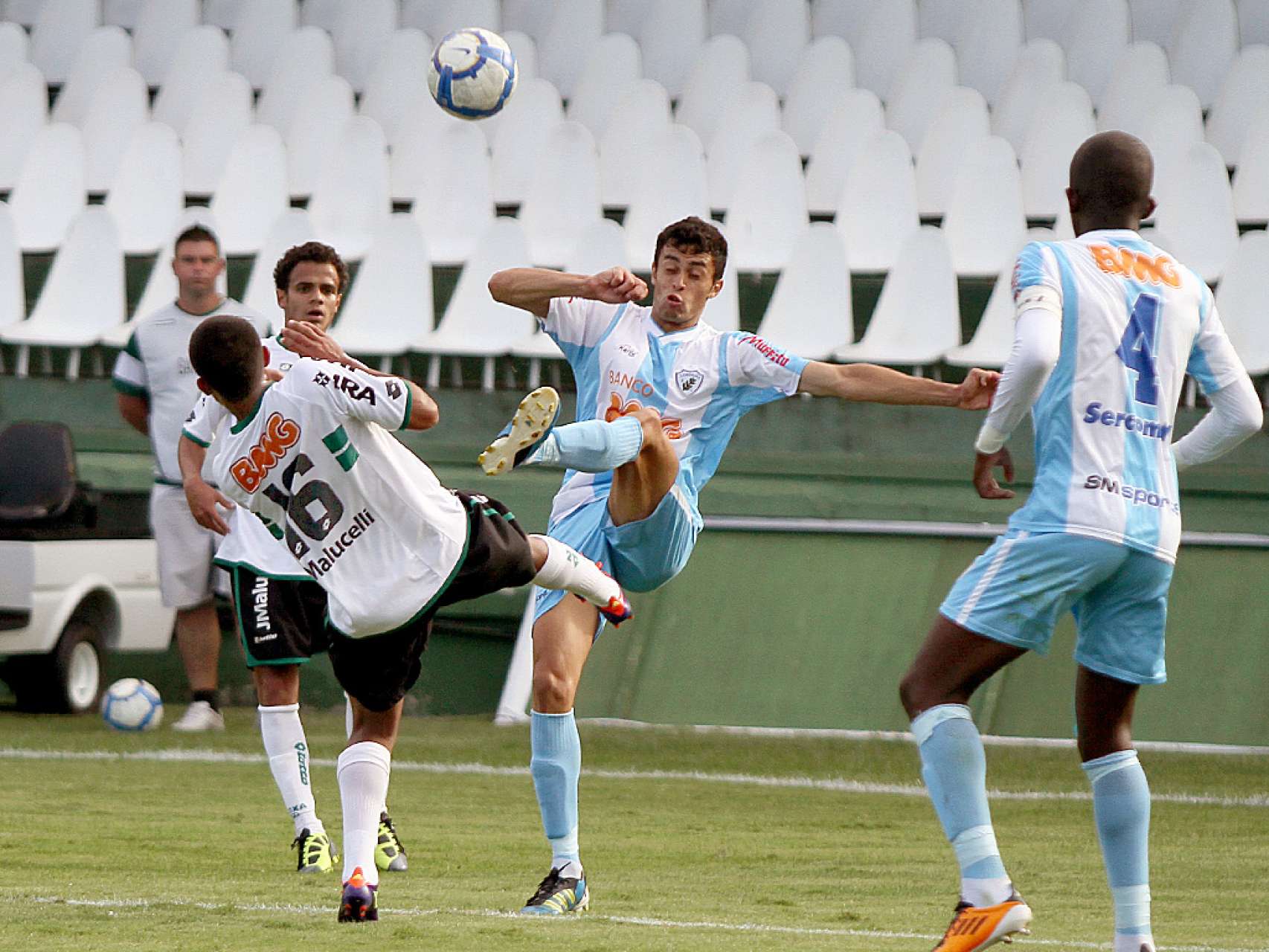 Coxa Sub-18 busca vaga na final
