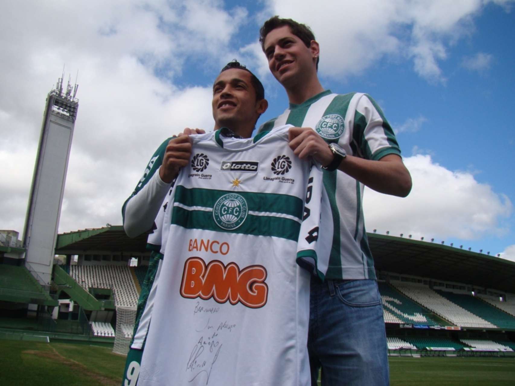 S�cio recebe camisa