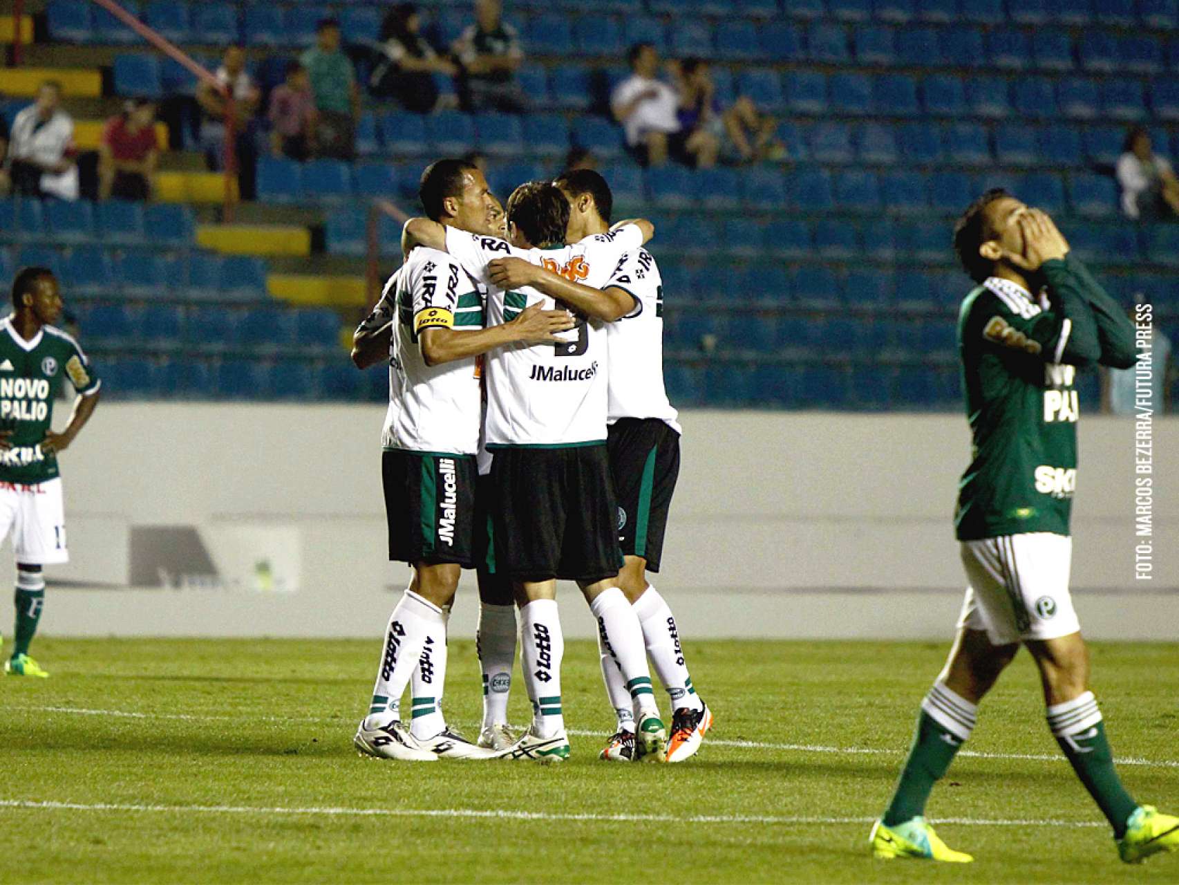 Coxa vence fora de casa