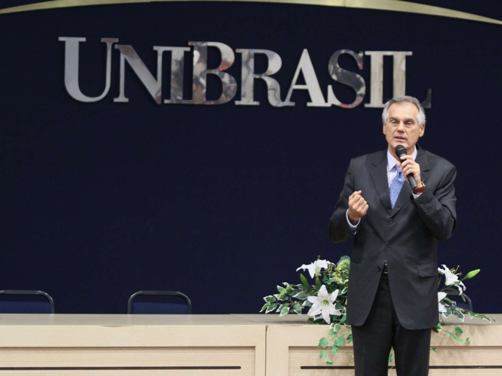 Vilson profere palestra sobre administra��o