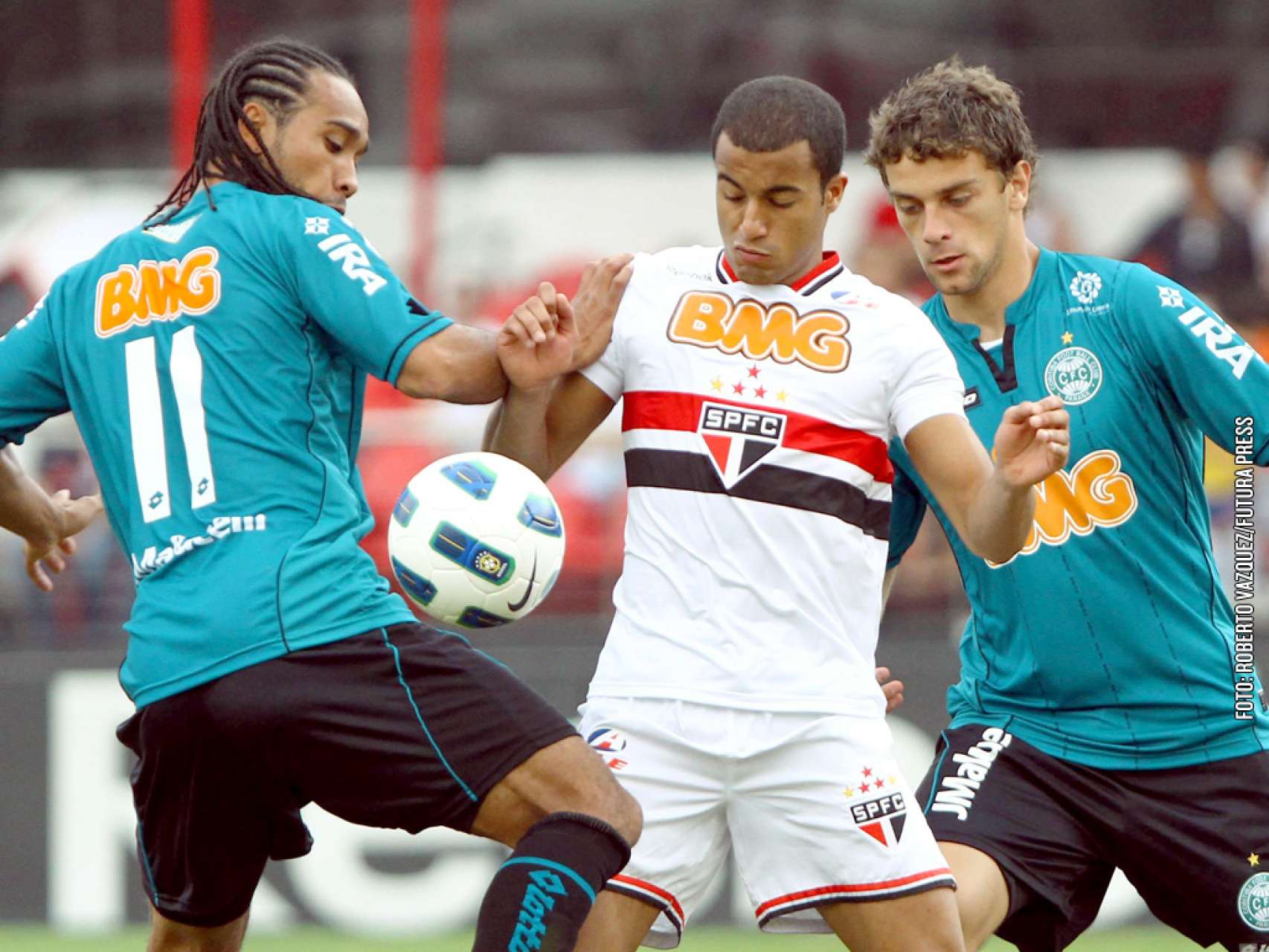 Coxa traz um ponto de S�o Paulo