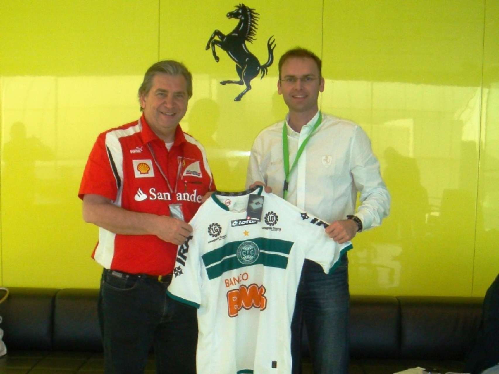 Escuderia � presenteada com camisa do Coritiba