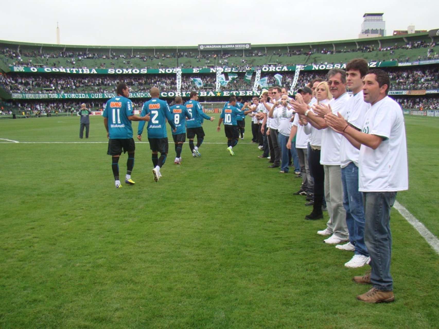 S�cios recebem jogadores em campo