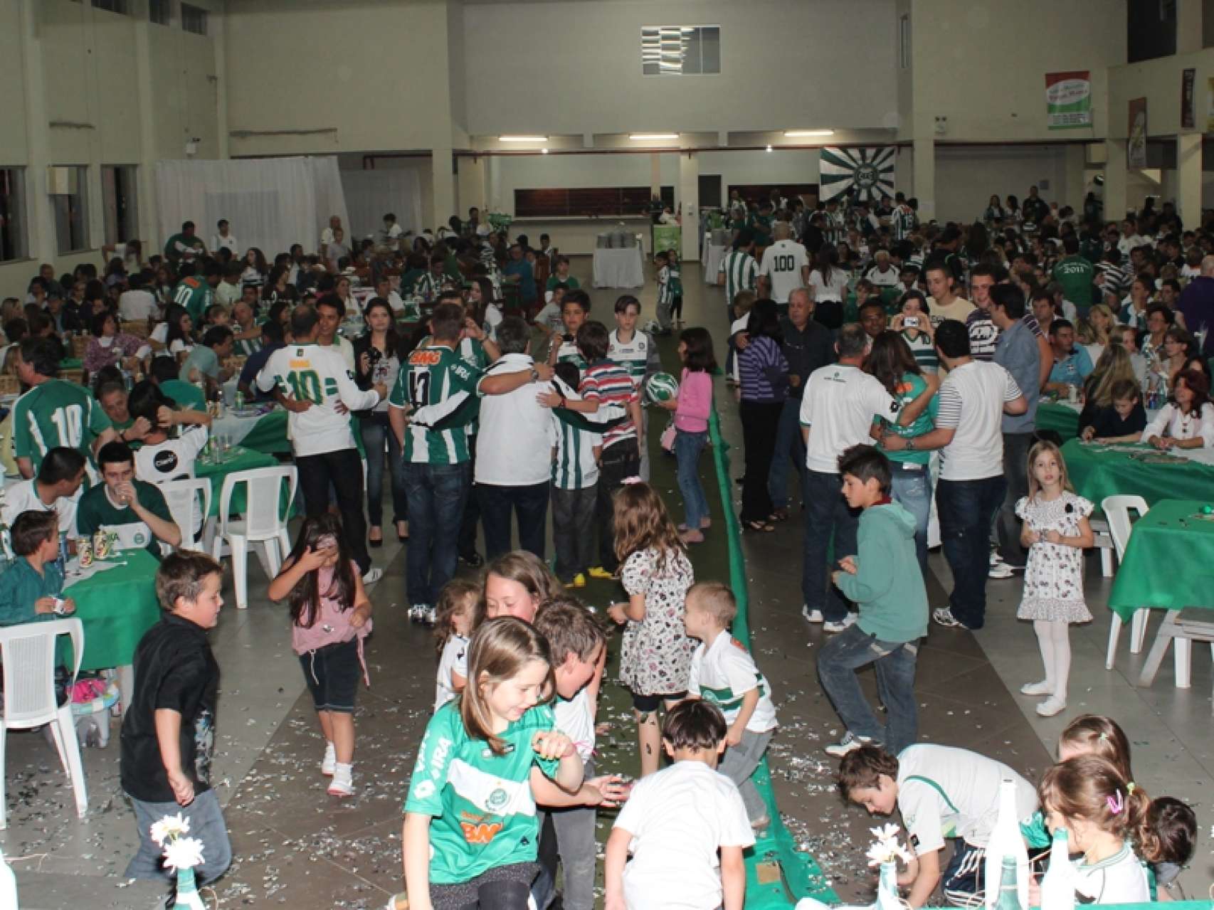 Jantar re�ne 800 coxas-brancas
