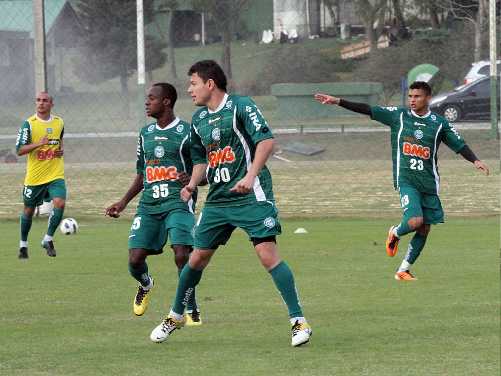 Grupo treina no CT