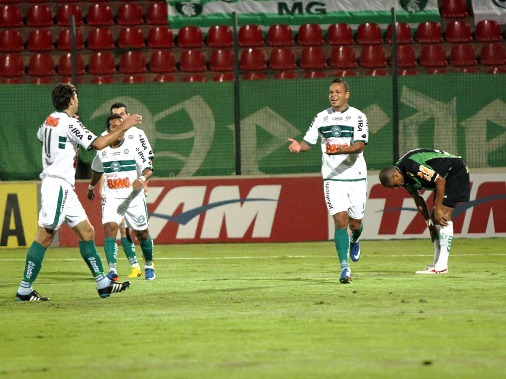 Coxa vence fora
