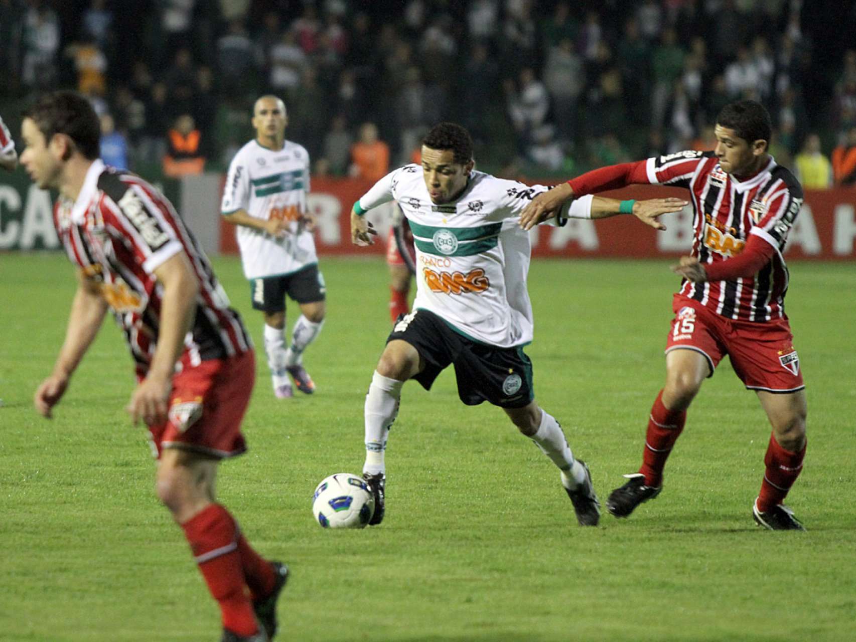 Em jogo emocionante, Coxa luta at� o fim