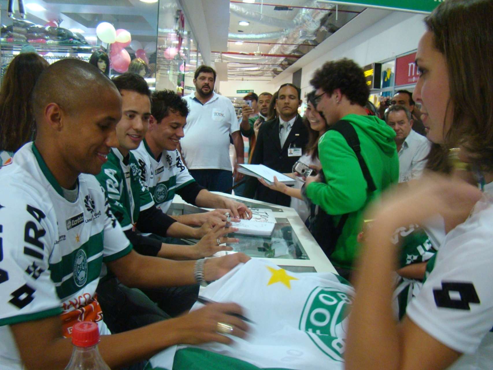 Sucesso em noite de aut�grafos