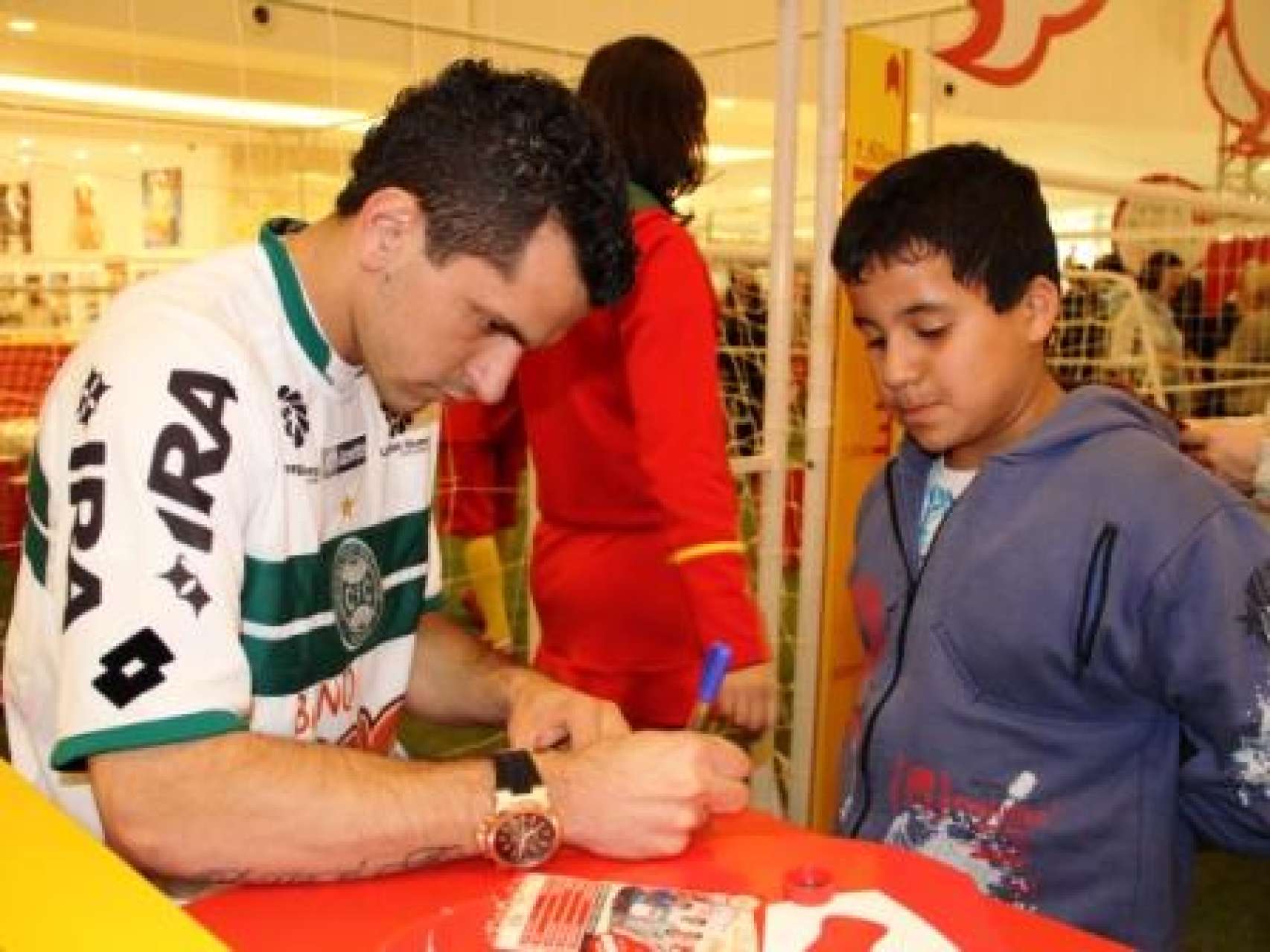 Eltinho participa de a��o em Shopping