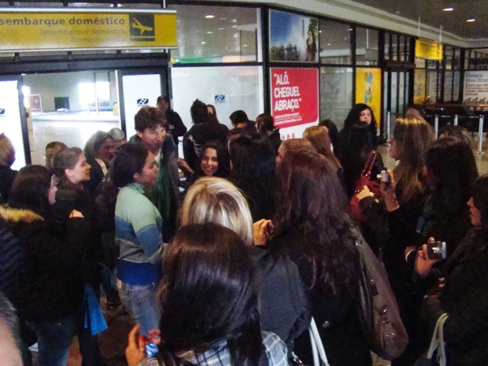 F�s esperam atletas na chegada em Porto Alegre