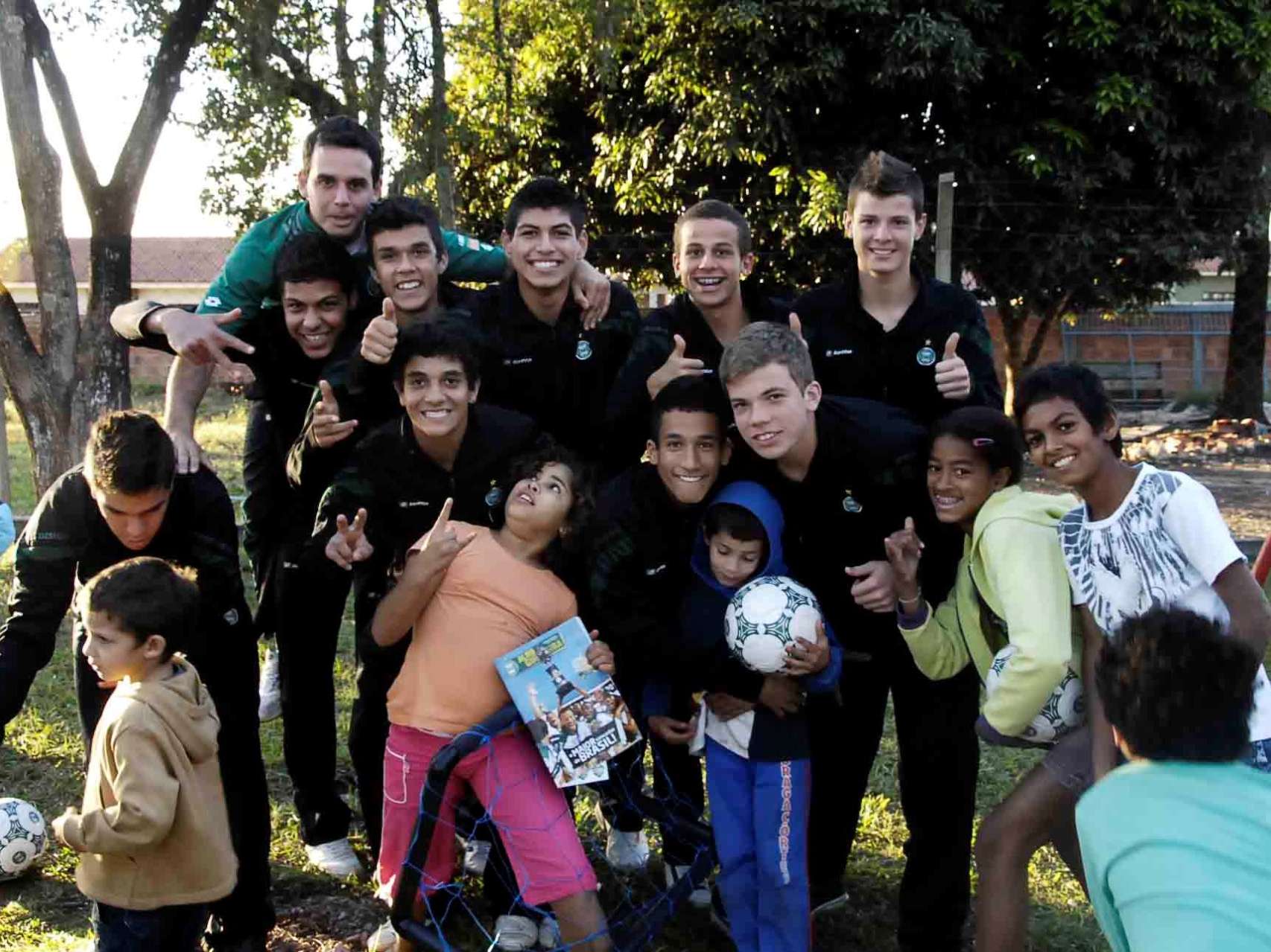 Coxa Sub-15 participa de a��o social  