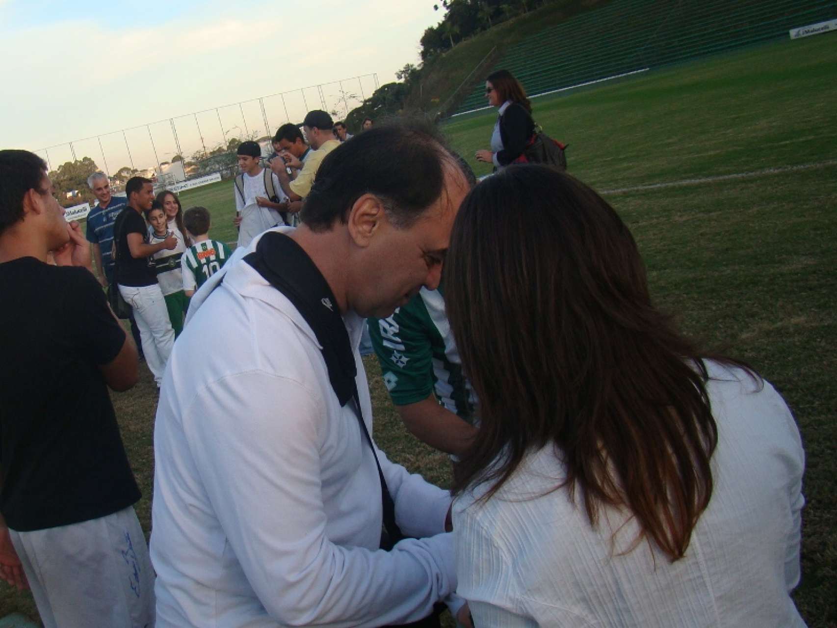 Profissionais d�o aut�grafos no Ecoest�dio