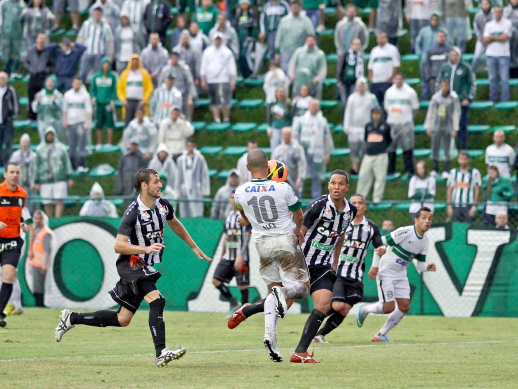 Torcida coxa-branca comparece sob chuva