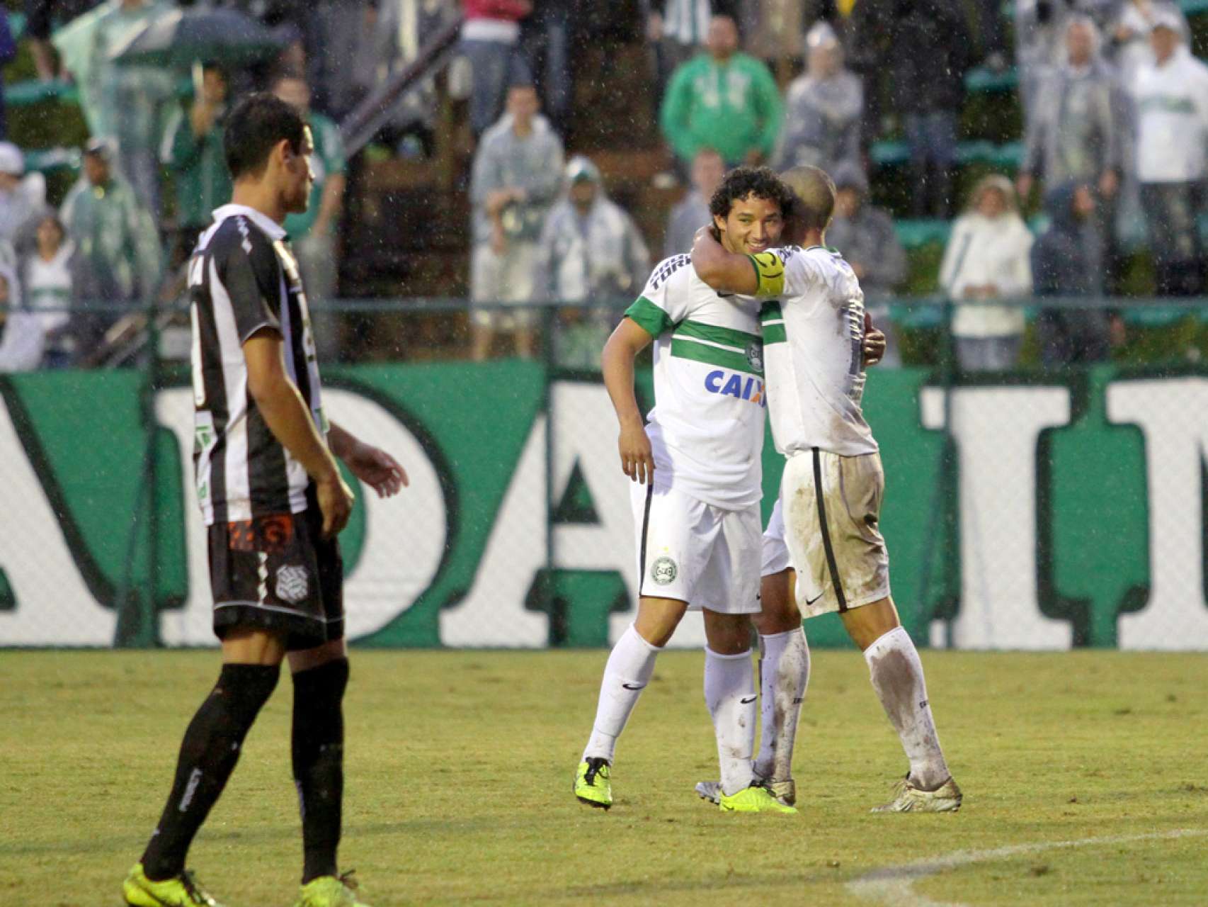 Coxa e Figueirense empatam em amistoso