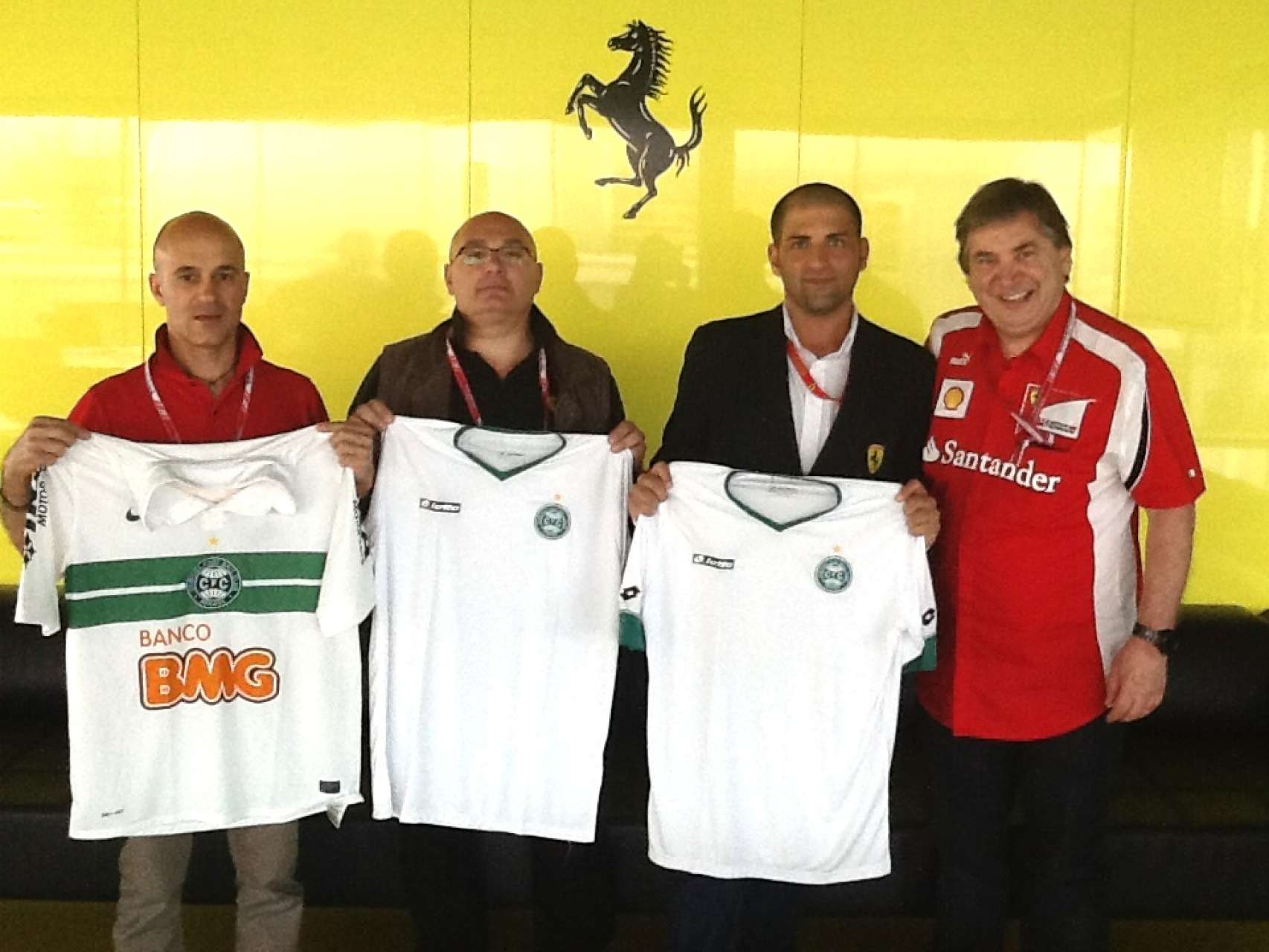 Coxa deixa Ferrari mais verde