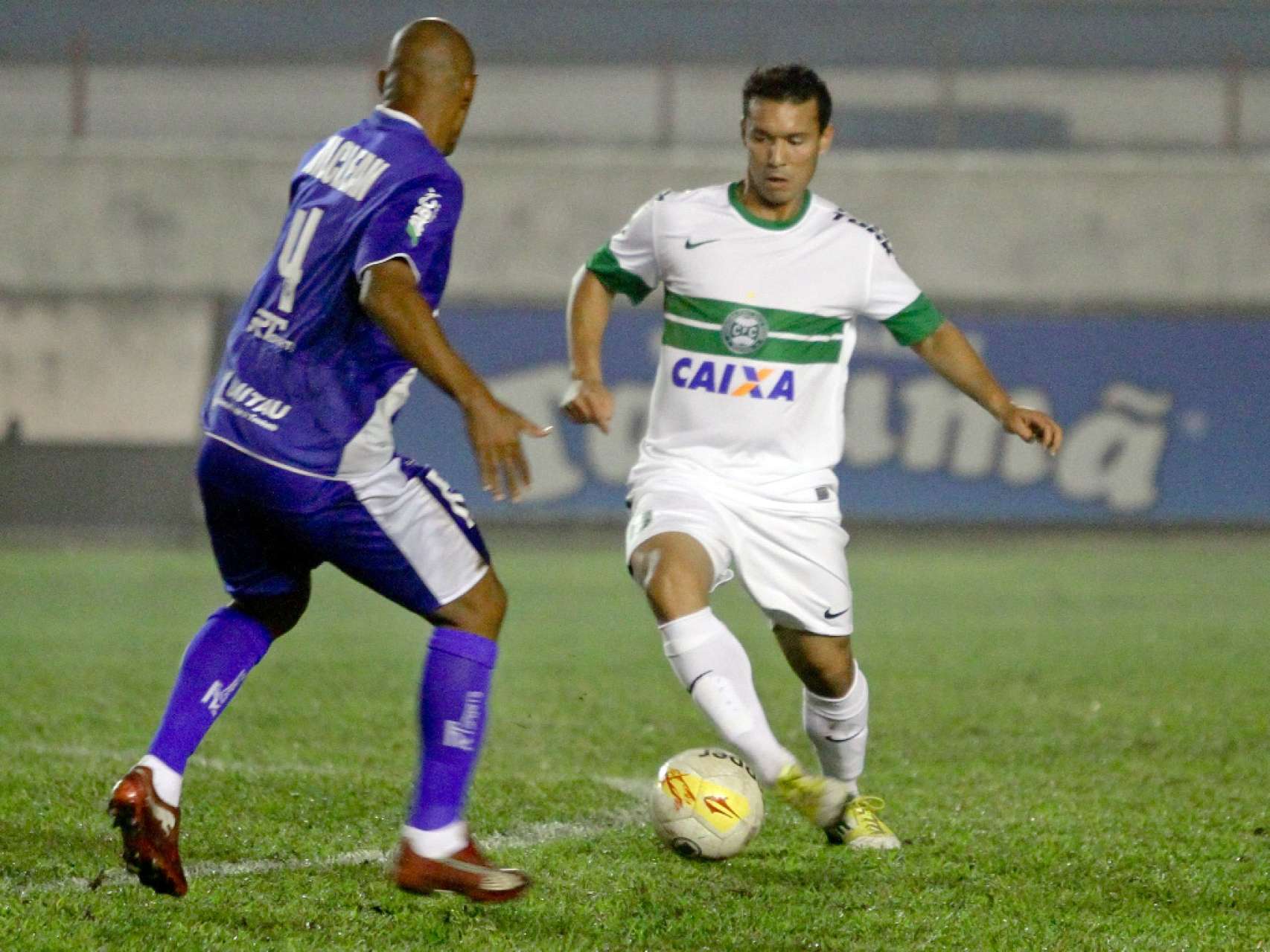 Coxa mant�m postura em partida amistosa