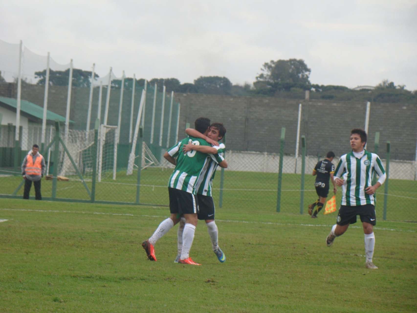 Sub-17 vence e est� na semifinal do estadual
