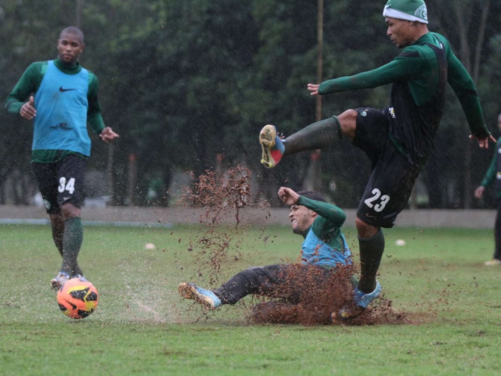 Sob chuva, Coxa treina forte em Foz