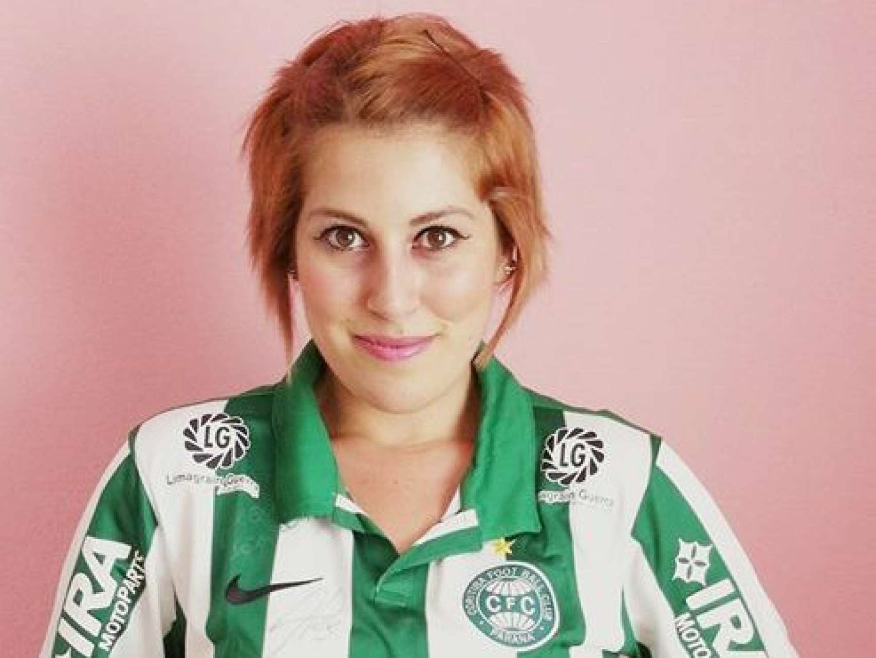 Torcedora turca recebe camisa de Alex