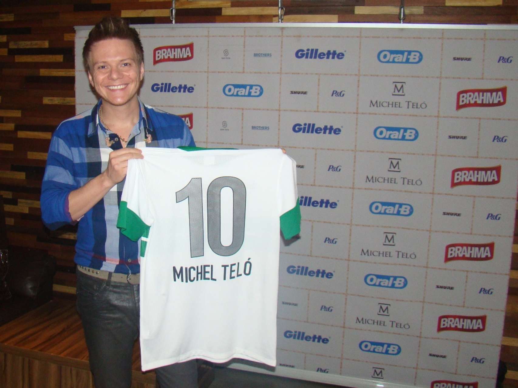 Michel Tel� recebe camisa do Coxa