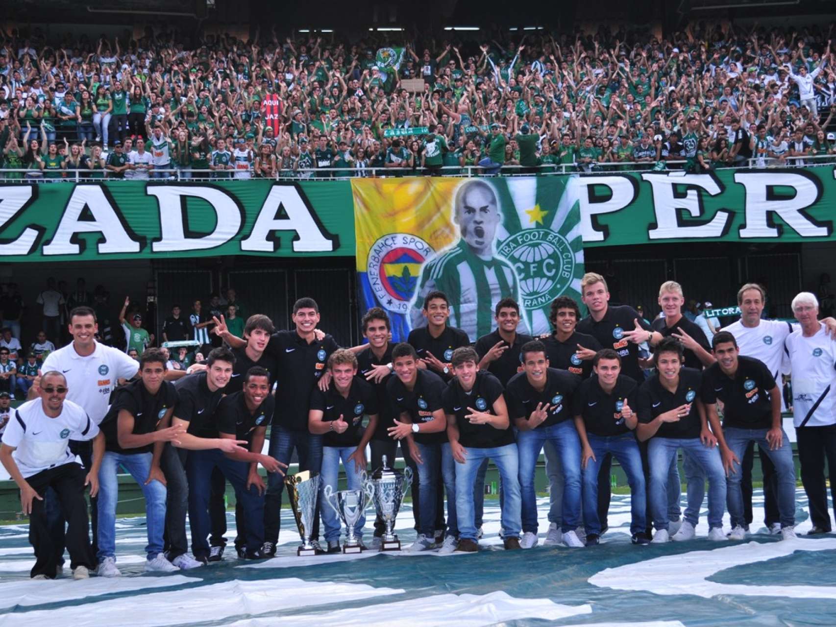 Campe�es na It�lia recebem aplausos da torcida