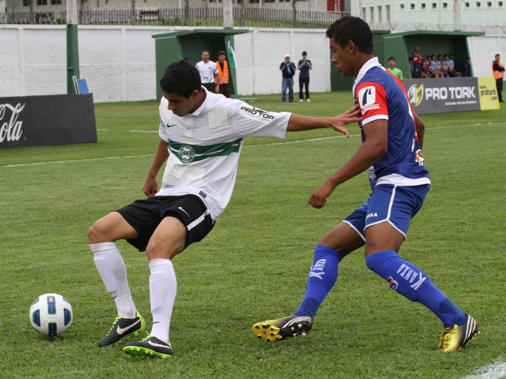 Sub-17 vence fora de casa