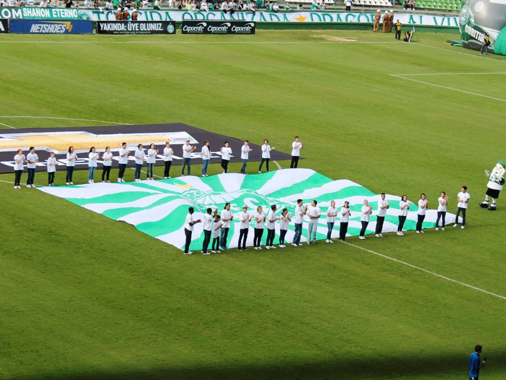 Grupo Street Extreme se apresenta para a torcida Coxa