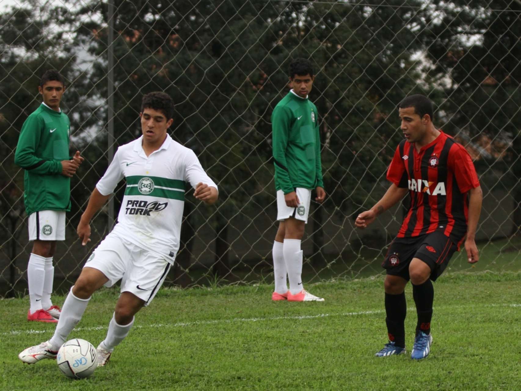 Estaduais da base movimentam o s�bado