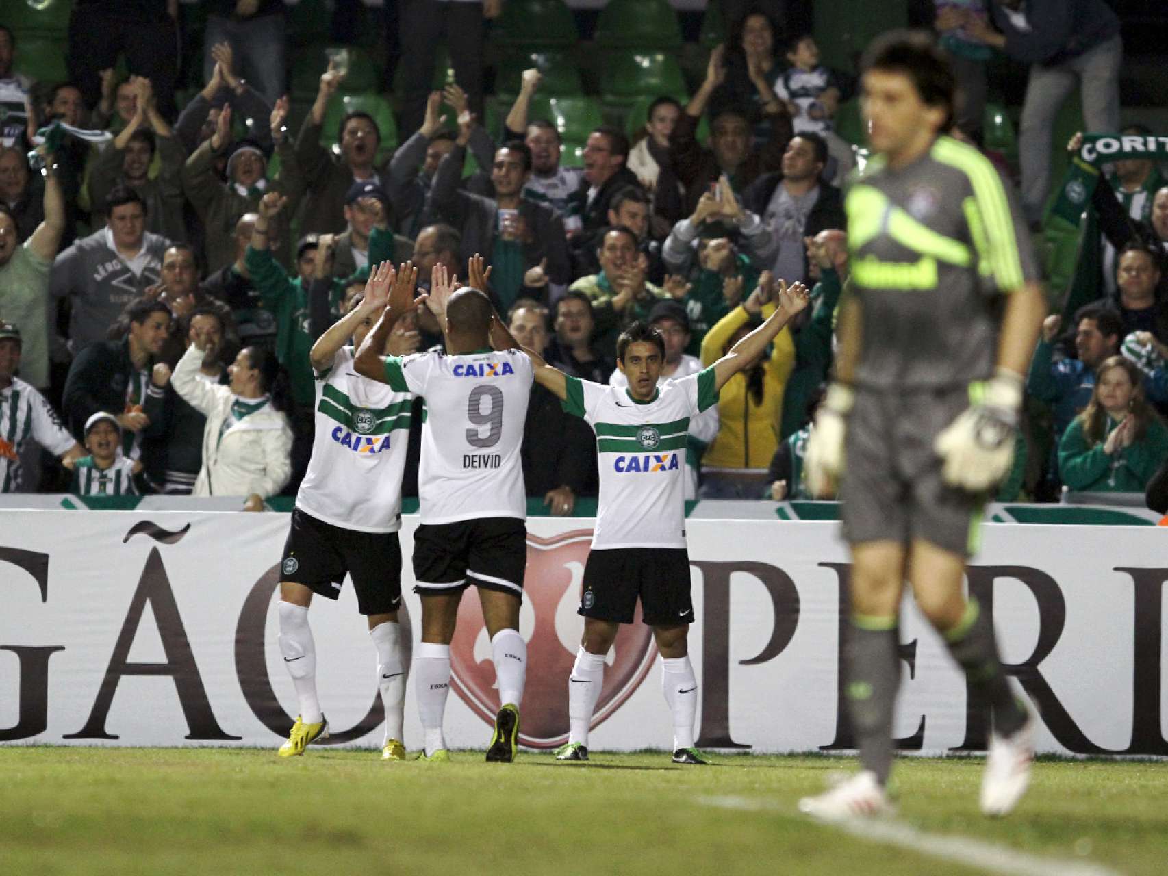 Coritiba vence e � l�der do Brasileir�o